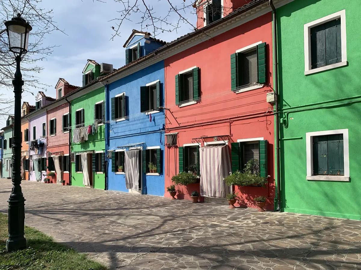 Abruzzo paga hasta 2.500 €/año por familia (y el doble si abres empresa) en 173 pueblos de montaña