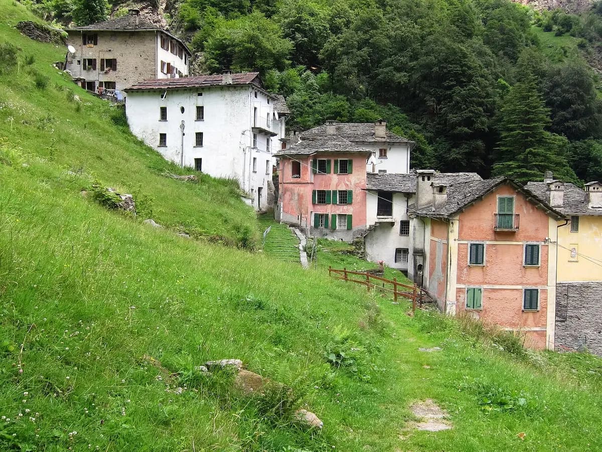 Casas a 1 € en Cerdeña: Ollolai sigue vendiendo propiedades al precio de un café (con programa para nómadas)