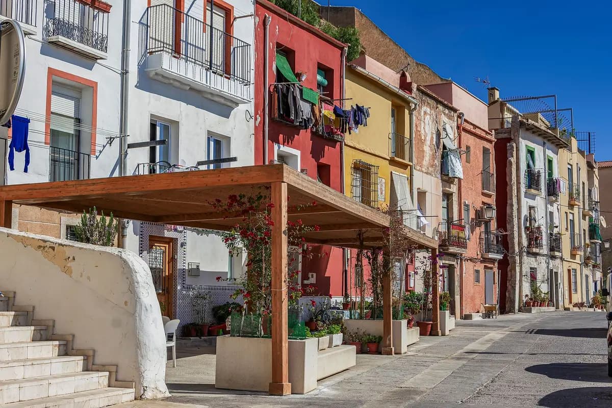 España abre residencia gratis a hijos y parejas de españoles hasta los 26