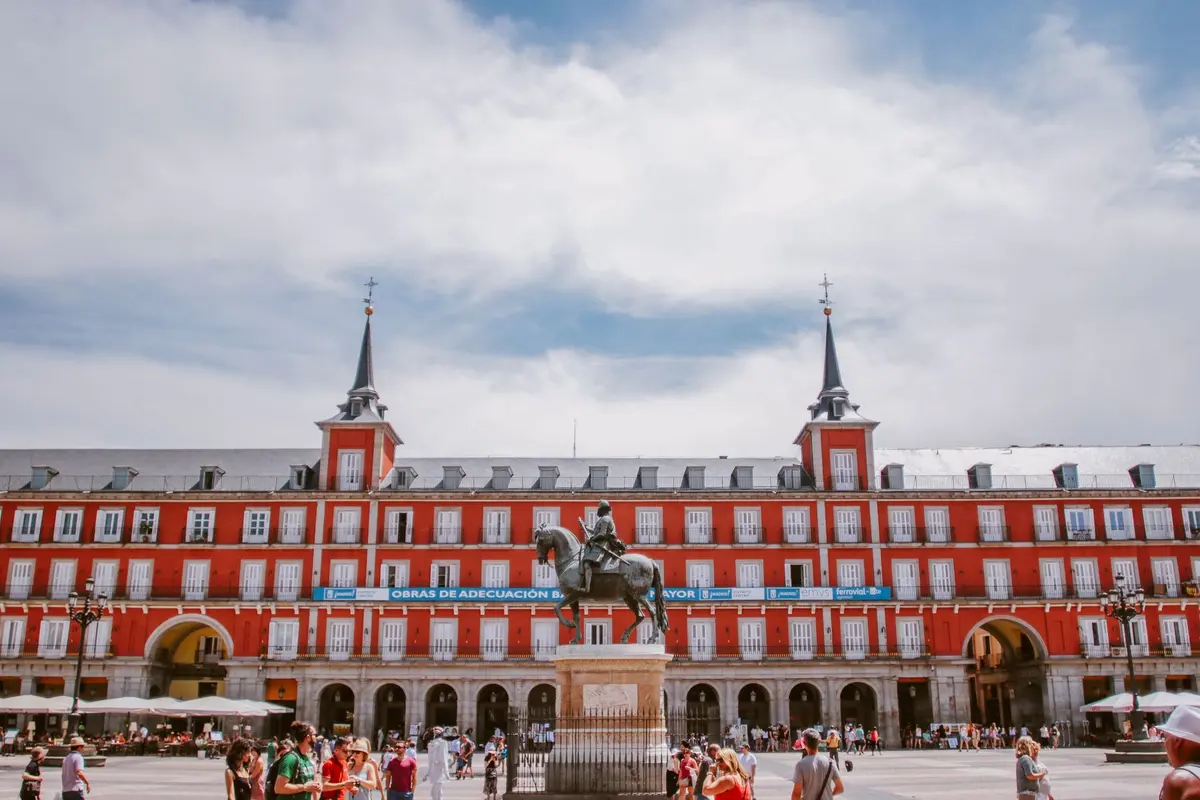 España aprueba 7.000 millones para vivienda: hasta 15.000€ para comprar en pueblos