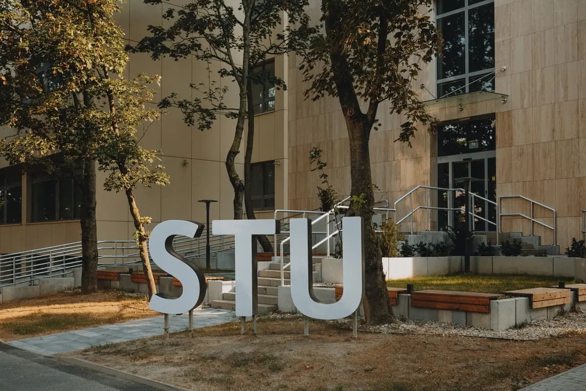 Esta empresa de IA regala cómputo a desarrolladores autodidactas, sin título universitario