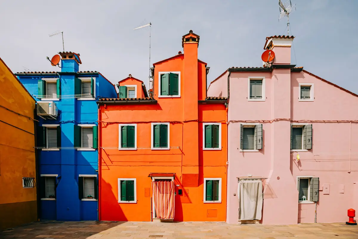 Italia sigue sumando pueblos con casas a 1 euro en 2026, más allá de Sicilia