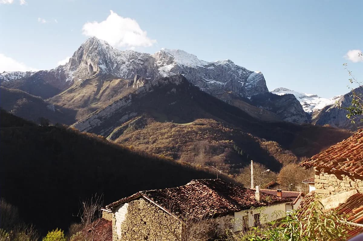 Ponga, el pueblo asturiano oculto que paga por pareja y por hijo para repoblarse